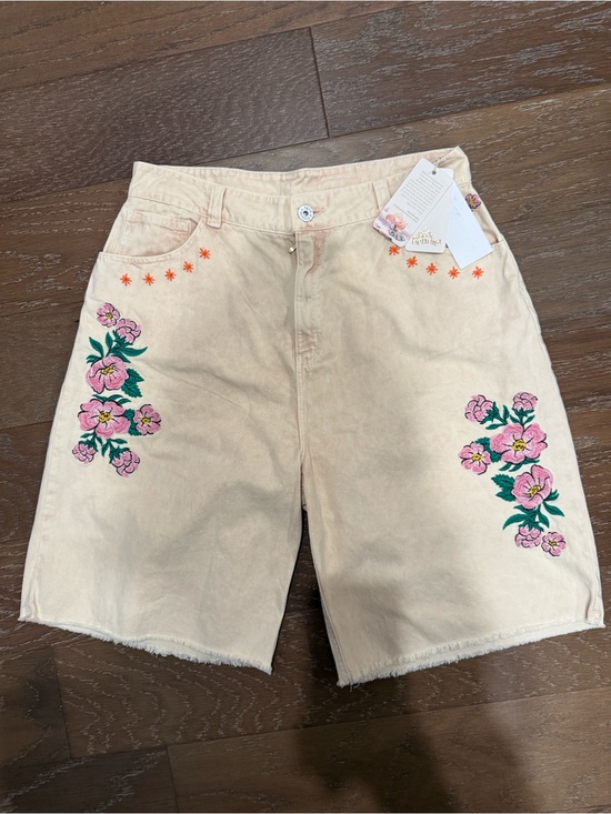 Agua Bendita Pants - Agua Bendita Cream Bermuda Shorts with Pink & Green Floral Embroidery